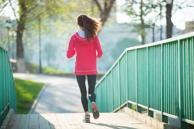 ランニングタイツを履いて走る女性