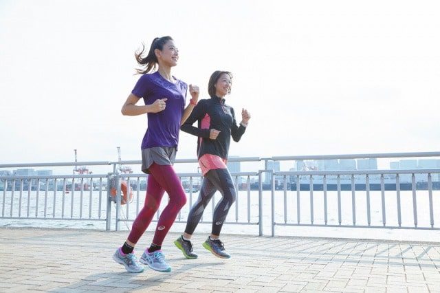 アシックスのランニングタイツを履いて走る女性二人
