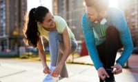 ランニングウェア姿の男性と女性