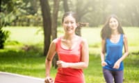 カロリーを消費するために走る女性たち