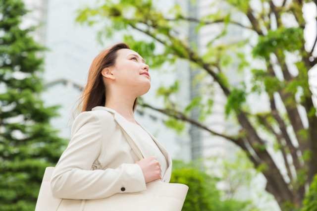 通勤する女性