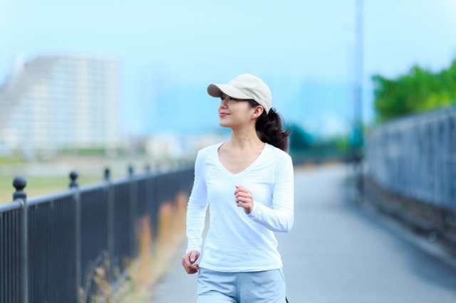 運動としてウォーキングをする女性