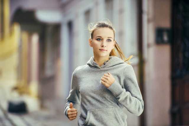 ダイエットのために走る女性