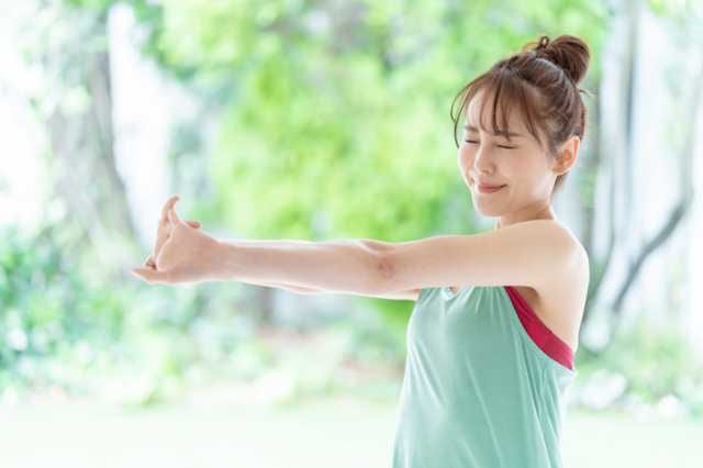 ウィットネスウェアをみにまとった女性