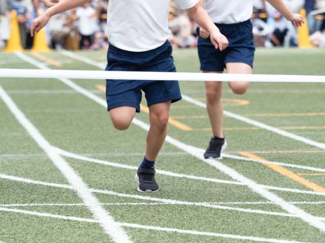 運動会の徒競走を走る小学生
