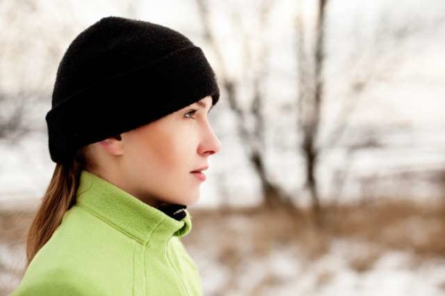 耳の防寒対策をする女性ランナー