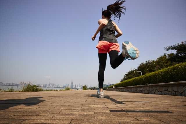 レディースランニングシューズを履いて走る女性ランナー