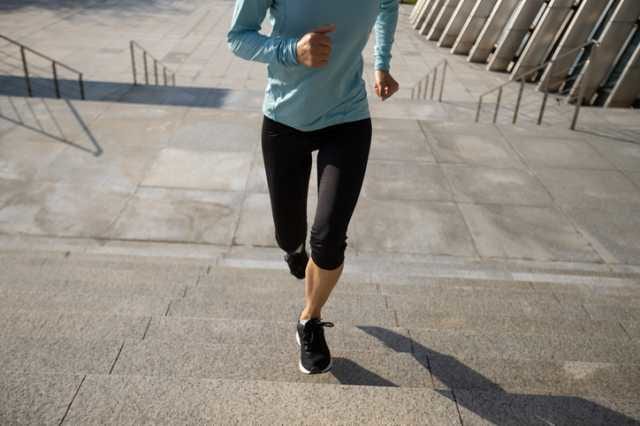 長袖を着て走る女性ランナー