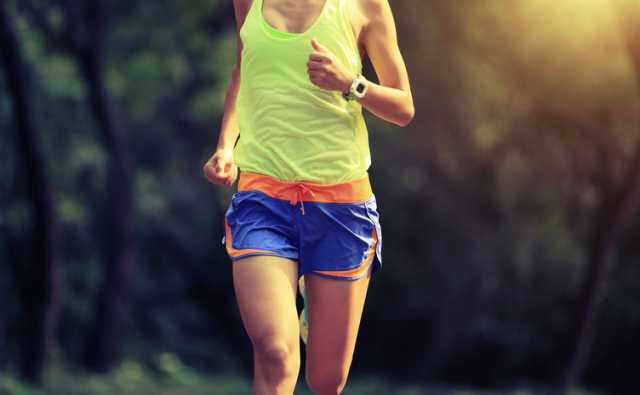 短パン姿で走る女性ランナー