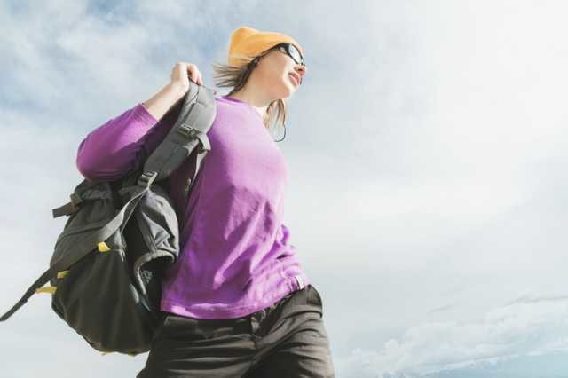 遠征用スポーツバッグを背負う女性