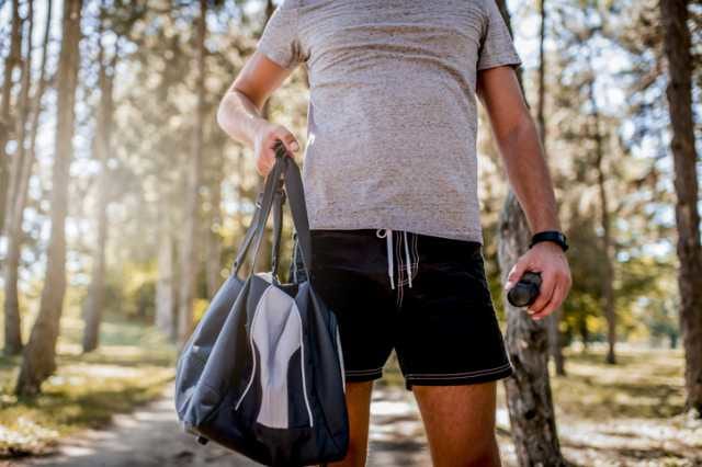 マラソン大会遠征用バッグを持つ男性