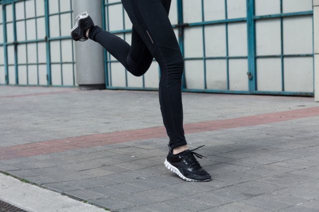 スポーツレギンスを履いて走る女性